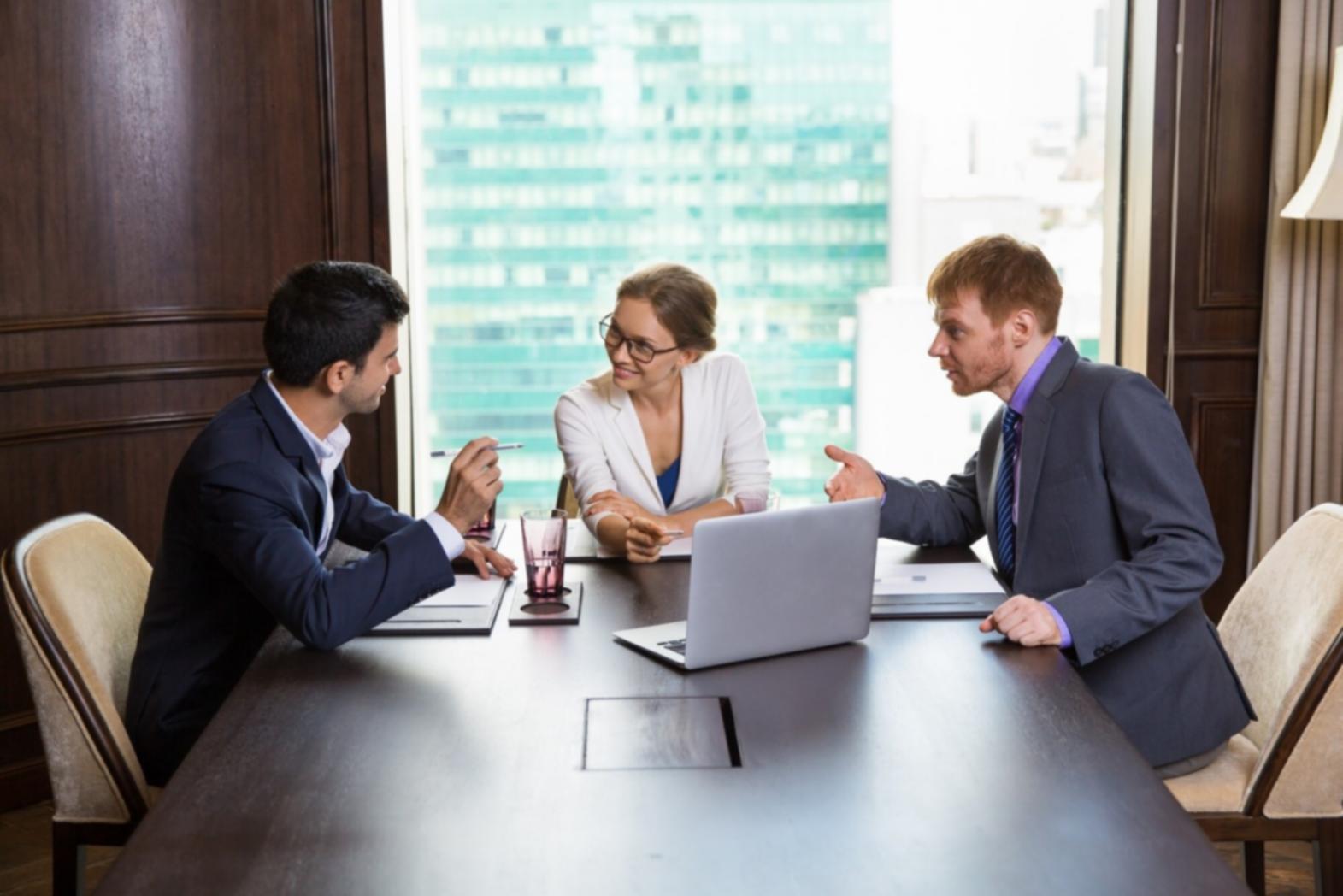 Équipe talonuxirae travaillant sur des stratégies d'investissement personnalisées